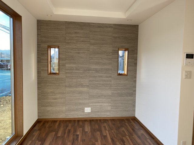 売中古戸建　伊豆市牧之郷の居間・リビング|窓も多く明るいので家族団欒の楽しい時間が過ごせそうですね。