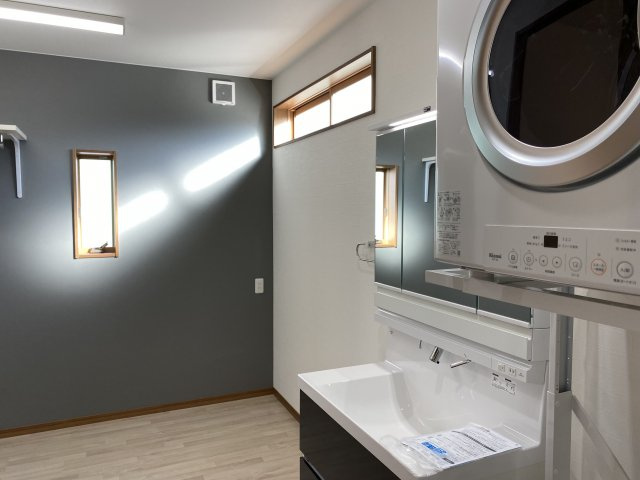 売中古戸建　伊豆市牧之郷のランドリースペース|ランドリースペースがあるので雨の日でも安心してお洗濯が出来ます。独立洗面台があるので収納スペースも多くあります。鏡もあるので朝の支度にも便利です。