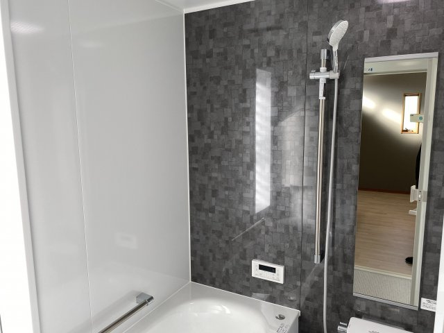 売中古戸建　伊豆市牧之郷の浴室|シンプルで使い勝手の良いお風呂です。ブラックのタイルがアクセントになっています。