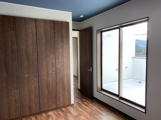 売中古戸建　伊豆市牧之郷の洋室|荷物が多くても収納スペースがたっぷりあるので、生活スペースを広く確保する事ができます。