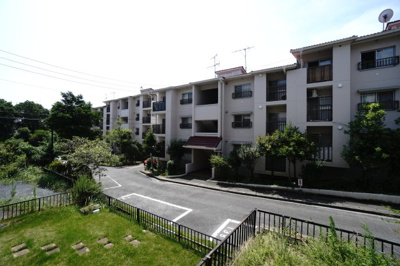 【展望】 | 【上質フルリノベ】鈴が峰第四住宅2号棟 | 【四季を感じる】
四季の移ろい・爽やかな青空や風を感じられ
自然を愉しめるパノラマビュー。
毎日の暮らしに余裕を感じさせてくれる、
遮る物の無い開放的な眺望を是非、ご堪能ください。