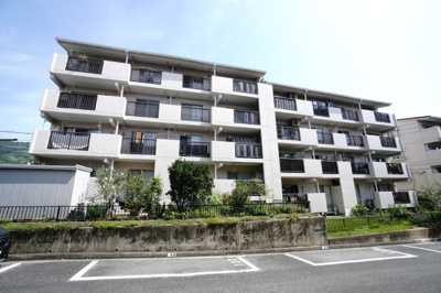 【外観】 | 【上質フルリノベ】鈴が峰第四住宅2号棟 | 【耐震性】
耐震性の高さを判断するポイントは、
建築確認申請日が1981年6月1日以降の
新耐震基準に適合しているかどうか。
震度６程度の大地震でも
建物が崩壊しないレベルが基準になりました。