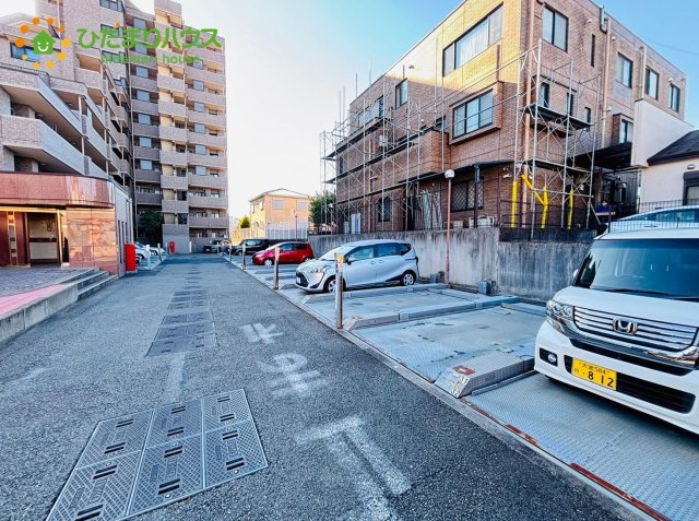 アルコート大宮の駐車場