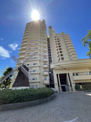 【外観】 | シャトーサンパークスクエア | ○風車がシンボルの暮らしやすいマンション！
●敷地内プールや公園あり
○南向き角部屋/両面バルコニーで開放感のあるお部屋