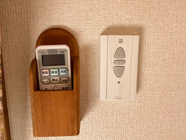 【設備】 | セザンヌ三谷２ | エアコン・電動シャッター　リモコン
（※写真はイメージです、現況優先となります）