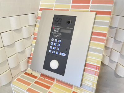 【エントランス】 | チェリオふれあいの丘 | 防犯対策に有効なオートロック付きのエントランスです！一人暮らしの方も安心ですね♪