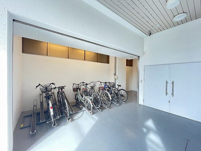 【その他共用部分】 | チェリオふれあいの丘 | 屋内駐輪場で雨が降っても大切な自転車が濡れなくてすみます♪自転車はちょっとした移動手段に便利ですよね！