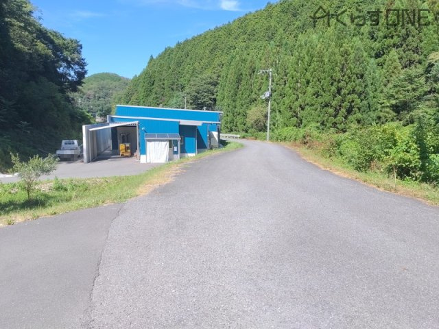 【前面道路含む現地写真】 | たつの市新宮町下莇原／売土地 | 敷地内に車で進入できる接道はございませんので、この辺りに停車する必要があります。