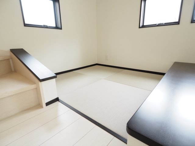 野田市柳沢　中古戸建　2号棟の和室|リビングの一角にある、タタミコーナーはお子様の遊ぶスペースいかがですか？(*^-^*)
