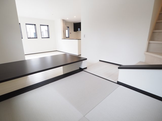 野田市柳沢　中古戸建　2号棟の和室|タタミコーナーの隣には、便利なカウンターが付いています♪