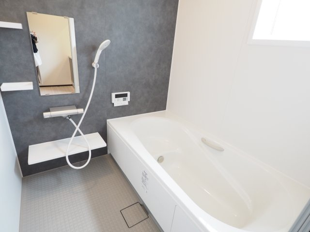 野田市柳沢　中古戸建　2号棟の浴室|小窓から採光も換気GOOD！！一日の疲れをゆっくり取ってください(*´▽｀*)