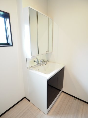 野田市柳沢　中古戸建　2号棟の独立洗面台|三面鏡洗面台は鏡の後ろが収納になっているので、細かい物の収納が出来ます(*^-^*)