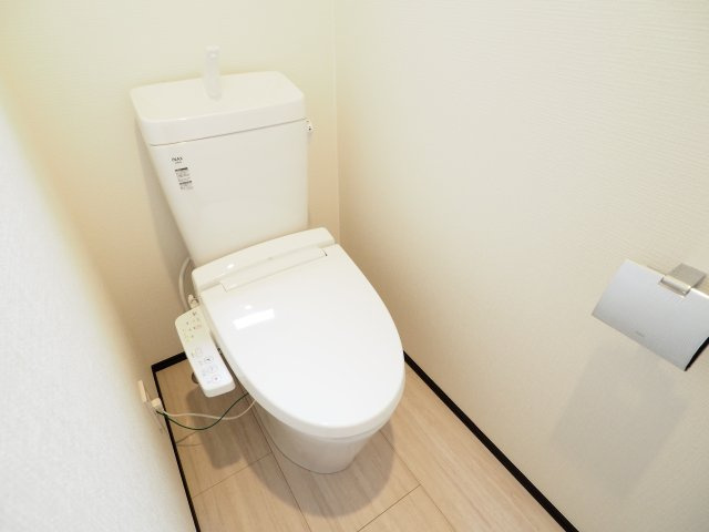 野田市柳沢　中古戸建　2号棟のトイレ|白を基調とした、明るく清潔感のあるトイレです♪