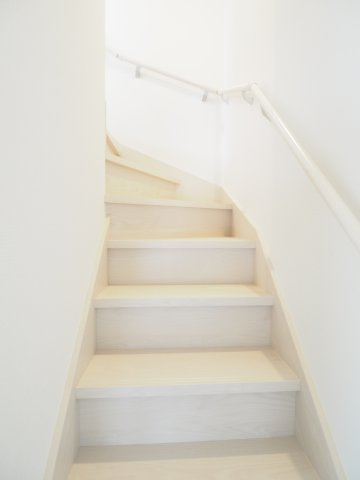 野田市柳沢　中古戸建　2号棟のその他|手すりの付いている階段は、お子様やご年配の方にも安心です(*^-^*)