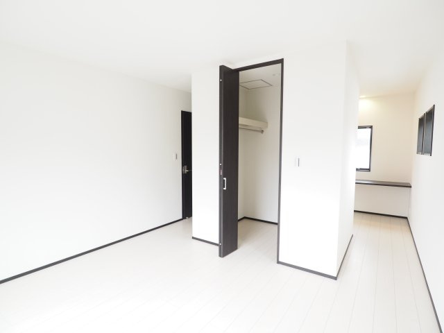 野田市柳沢　中古戸建　2号棟の洋室|ウォークインクローゼットの奥には、カウンターが付いたスペースがあります(*^-^*)