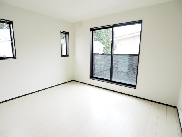 野田市柳沢　中古戸建　2号棟の洋室|バルコニーに面していて、たっぷり光りの入る明るい主寝室です！