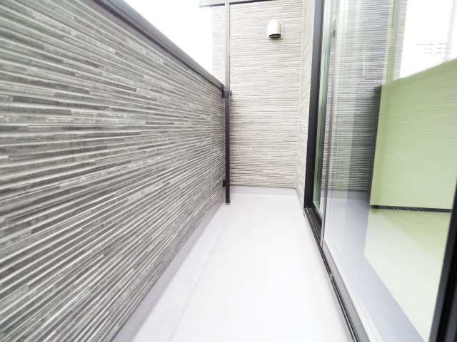 野田市柳沢　中古戸建　2号棟のバルコニー|広々バルコニーでは毎日のお洗濯をスムーズで快適にしてくれます♪