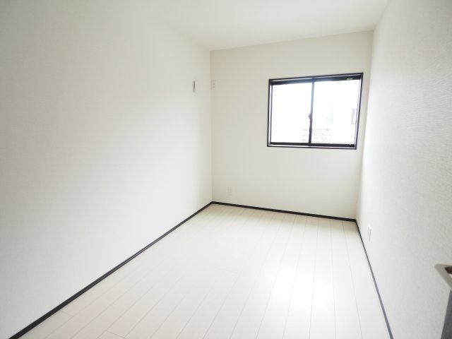 野田市柳沢　中古戸建　2号棟の洋室|ベッドと机を置いたら子供部屋の完成です(*´▽｀*)