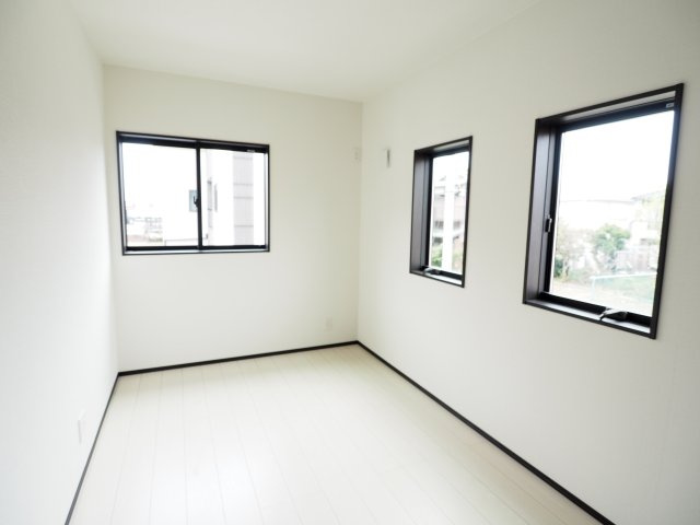 野田市柳沢　中古戸建　2号棟の子供部屋|たくさんの窓から日差しの入る明るい洋室！