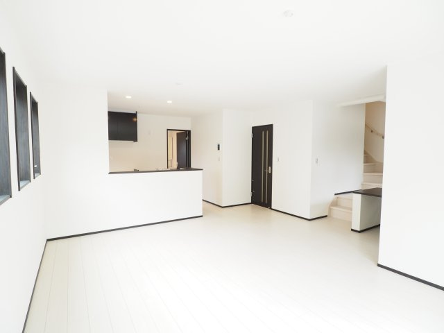 野田市柳沢　中古戸建　2号棟の居間・リビング|21帖の広々としたリビング！！家具選びがワクワクしちゃいますね(*´▽｀*)