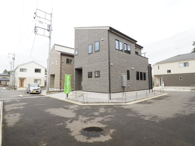 野田市柳沢　中古戸建　2号棟の前面道路含む現地写真|角地にて日当り＆風通しも良好です！！