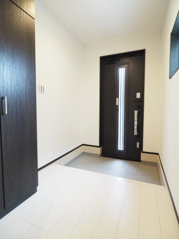 野田市柳沢　中古戸建　2号棟の玄関|スリットドアから日差しの入る明るい玄関♪