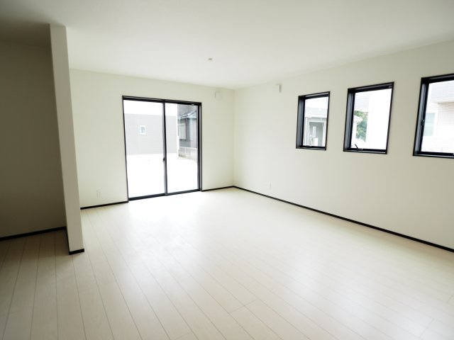 野田市柳沢　中古戸建　2号棟の居間・リビング|お友達を呼びたくなる、広々としたリビング♪