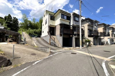 【前面道路含む現地写真】 | 伏見区小栗栖石川町　中古戸建 | 【前道】南向きの前道は6ｍある閑静な住宅街です。西側にも通路があり陽当良好です！