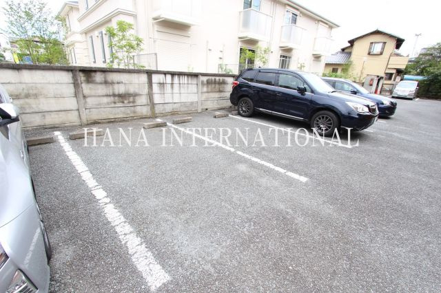 ウエストコート松村の駐車場