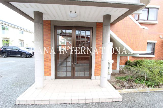 ウエストコート松村のエントランス