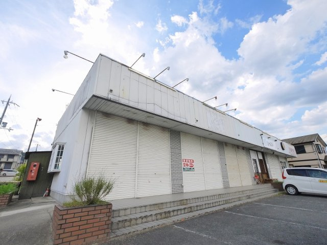 大和小泉駅貸店舗の外観