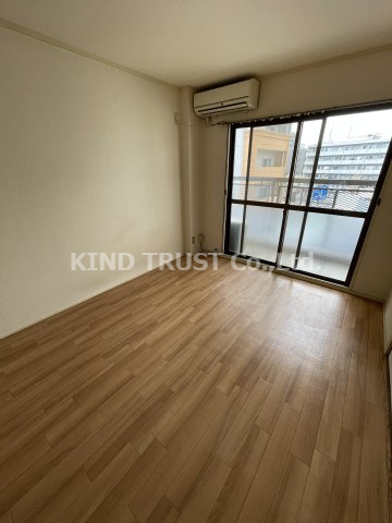 第1三井ビルの居間・リビング|こちらのリビングで趣味の時間をお楽しみください