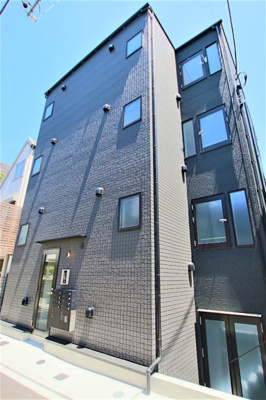 1フロア2世帯の全戸角部屋の物件です♪