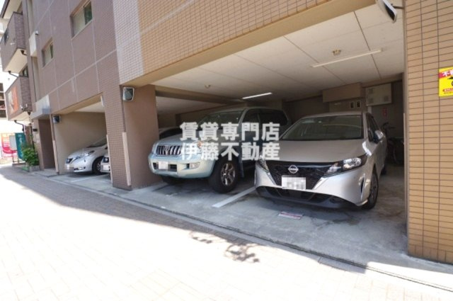 シャルム・ドミールの駐車場