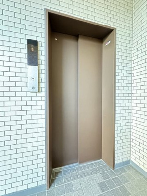 【その他共用部分】 | オリエンタル厚木 | エレベーター付き！荷物の多い日や疲れた日でも、2階までラクラク上がれます☆