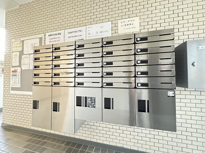 【その他共用部分】 | オリエンタル厚木 | 共用エントランスには宅配BOXがあるので荷物の受け取りもスムーズに♪再配達の手間がかからないのが魅力♪