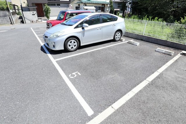 ワンプラスの駐車場