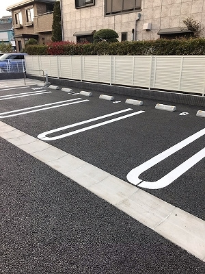 リノ・オウメの駐車場