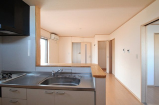 【居間・リビング】 | YMN上野町貸住宅 | キッチンから撮影