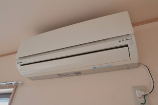【設備】 | YMN上野町貸住宅 | リビングにあるエアコンです