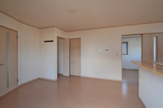 【居間・リビング】 | YMN上野町貸住宅 | こちらの居間で趣味の時間をお楽しみください