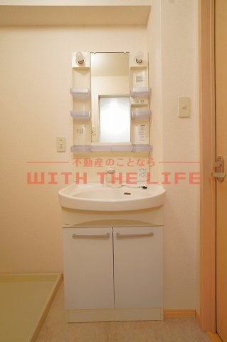 ハレアカラ【10，000円キャッシュバック対象物件】の独立洗面台|独立洗面台、小物を置くことができて便利です