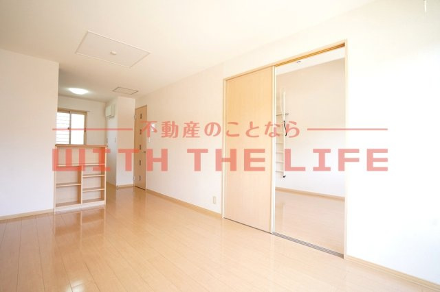 ハレアカラ【10，000円キャッシュバック対象物件】の居間・リビング|きれいな内装です