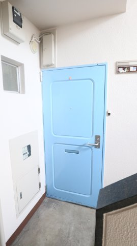 久米川駅東住宅20号棟の玄関