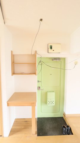 久米川駅東住宅20号棟の玄関