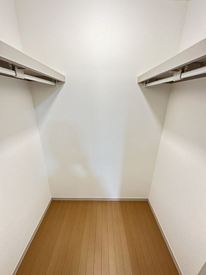 【収納】 | モネーレ百合丘 | 玄関側洋室6帖のお部屋にあるウォークインクローゼットです♪たっぷり収納できてお洋服や荷物が多くてもお部屋すっきり☆