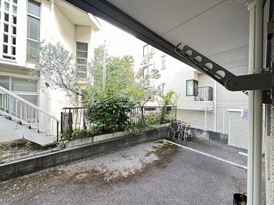 【展望】 | モネーレ百合丘 | 南向き洋室6帖のお部屋からの眺望です♪窓の外にお洗濯物を干す事ができます♪