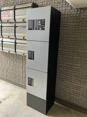 【エントランス】 | モネーレ百合丘 | 共用部には宅配BOXがあるので荷物の受け取りもスムーズに♪再配達を依頼する手間が省けます☆