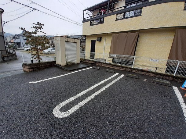 グリーン　クリスタルの駐車場