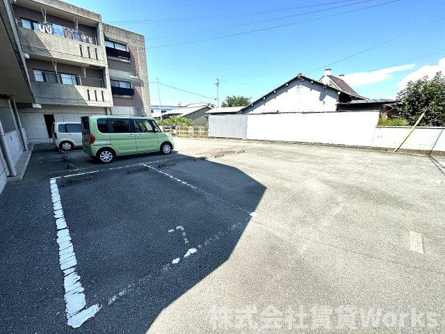 徳島市津田町１丁目の賃貸マンションの駐車場|車をお持ちの方に嬉しい駐車場付きの物件です